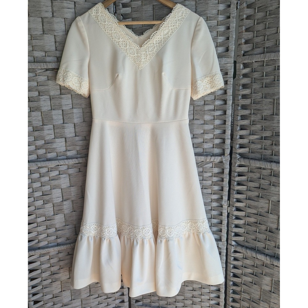 Vtg Cream Crochet Lace Trim Fit & Flare Ruffle Hem Dress V-Neck Coquette‎ Bridal